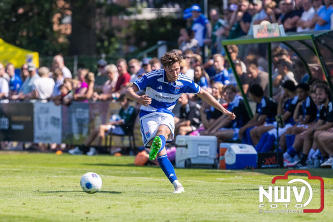Jeugd de grote winnaar: handtekeningenregen na oefenduel PEC Zwolle – Al Jazira - &copy; NWVFoto.nl