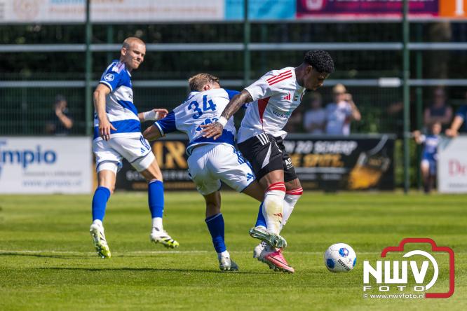 Jeugd de grote winnaar: handtekeningenregen na oefenduel PEC Zwolle – Al Jazira - &copy; NWVFoto.nl