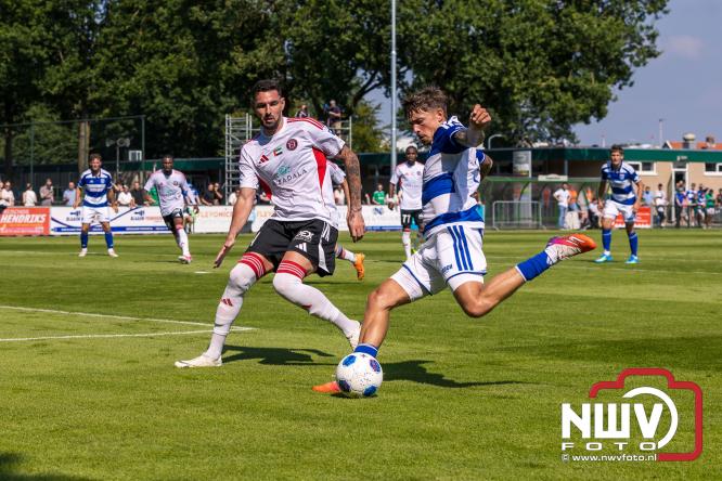 Jeugd de grote winnaar: handtekeningenregen na oefenduel PEC Zwolle – Al Jazira - &copy; NWVFoto.nl