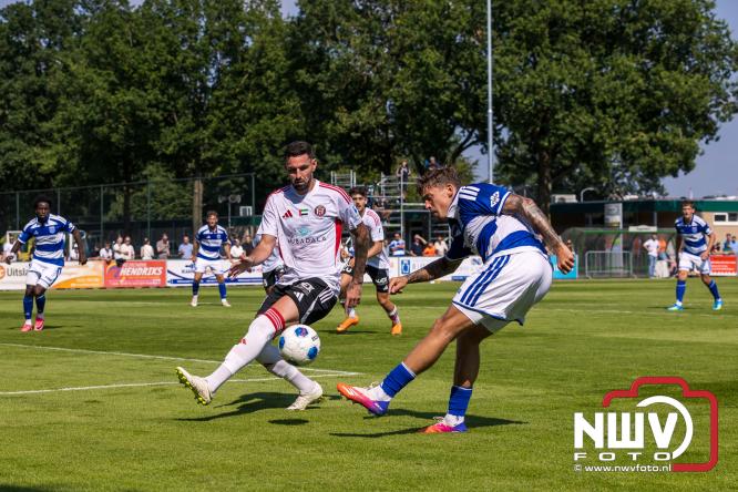 Jeugd de grote winnaar: handtekeningenregen na oefenduel PEC Zwolle – Al Jazira - &copy; NWVFoto.nl