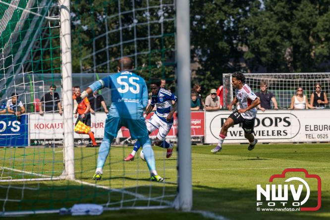 Jeugd de grote winnaar: handtekeningenregen na oefenduel PEC Zwolle – Al Jazira - &copy; NWVFoto.nl