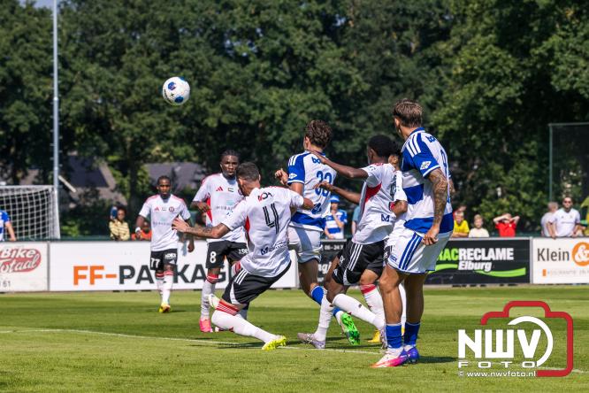 Jeugd de grote winnaar: handtekeningenregen na oefenduel PEC Zwolle – Al Jazira - &copy; NWVFoto.nl
