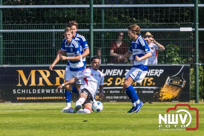 Jeugd de grote winnaar: handtekeningenregen na oefenduel PEC Zwolle – Al Jazira - &copy; NWVFoto.nl