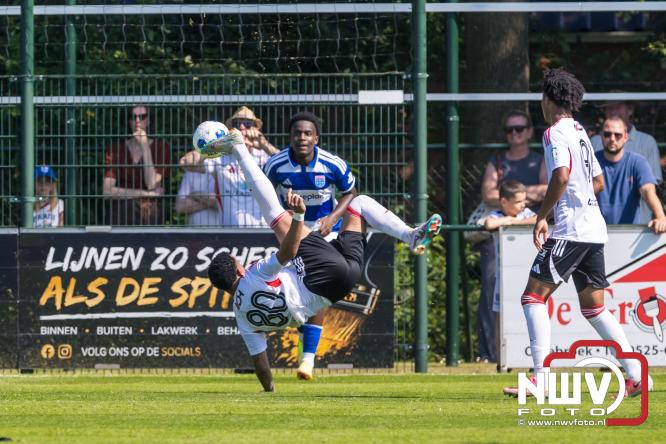 Jeugd de grote winnaar: handtekeningenregen na oefenduel PEC Zwolle – Al Jazira - &copy; NWVFoto.nl