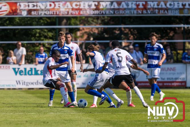 Jeugd de grote winnaar: handtekeningenregen na oefenduel PEC Zwolle – Al Jazira - &copy; NWVFoto.nl