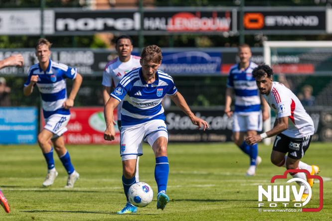 Jeugd de grote winnaar: handtekeningenregen na oefenduel PEC Zwolle – Al Jazira - &copy; NWVFoto.nl