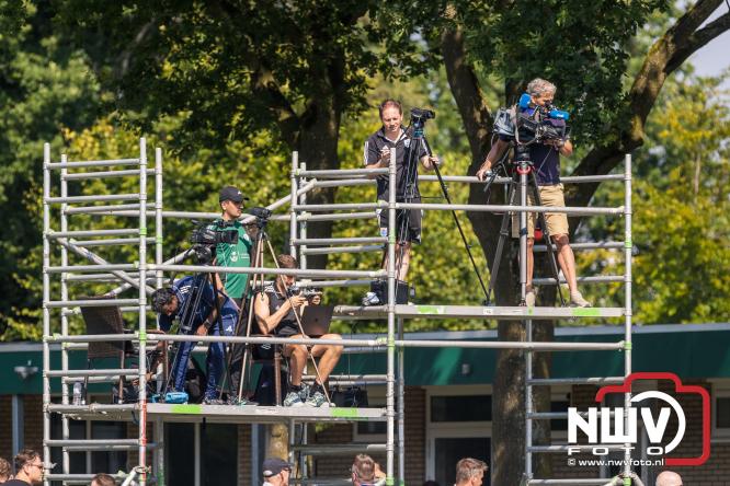 Jeugd de grote winnaar: handtekeningenregen na oefenduel PEC Zwolle – Al Jazira - &copy; NWVFoto.nl