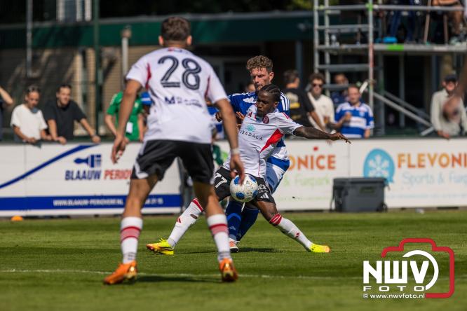Jeugd de grote winnaar: handtekeningenregen na oefenduel PEC Zwolle – Al Jazira - &copy; NWVFoto.nl