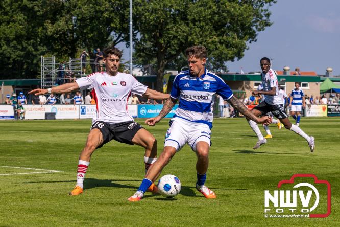 Jeugd de grote winnaar: handtekeningenregen na oefenduel PEC Zwolle – Al Jazira - &copy; NWVFoto.nl