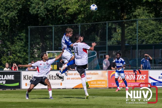 Jeugd de grote winnaar: handtekeningenregen na oefenduel PEC Zwolle – Al Jazira - &copy; NWVFoto.nl