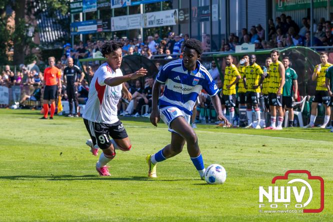 Jeugd de grote winnaar: handtekeningenregen na oefenduel PEC Zwolle – Al Jazira - &copy; NWVFoto.nl