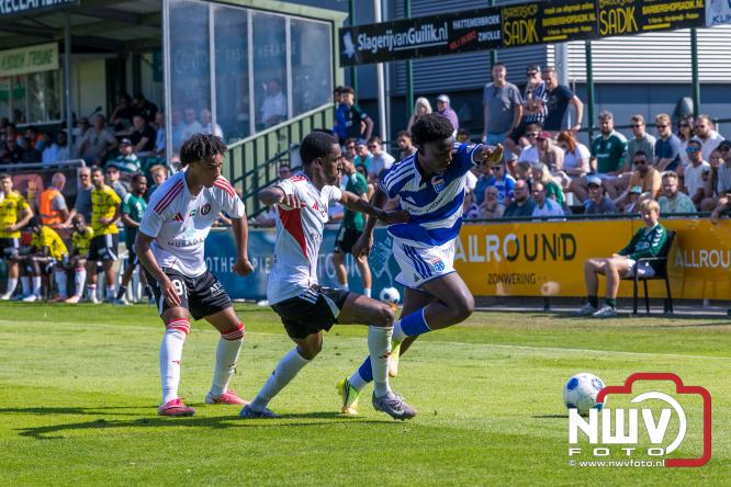 Jeugd de grote winnaar: handtekeningenregen na oefenduel PEC Zwolle – Al Jazira - &copy; NWVFoto.nl