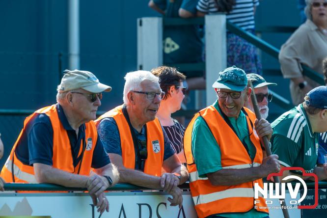 Jeugd de grote winnaar: handtekeningenregen na oefenduel PEC Zwolle – Al Jazira - &copy; NWVFoto.nl