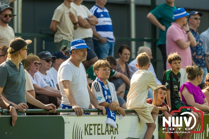 Jeugd de grote winnaar: handtekeningenregen na oefenduel PEC Zwolle – Al Jazira - &copy; NWVFoto.nl