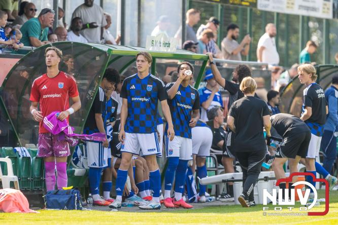 Jeugd de grote winnaar: handtekeningenregen na oefenduel PEC Zwolle – Al Jazira - &copy; NWVFoto.nl