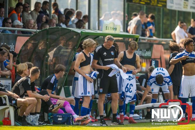 Jeugd de grote winnaar: handtekeningenregen na oefenduel PEC Zwolle – Al Jazira - &copy; NWVFoto.nl