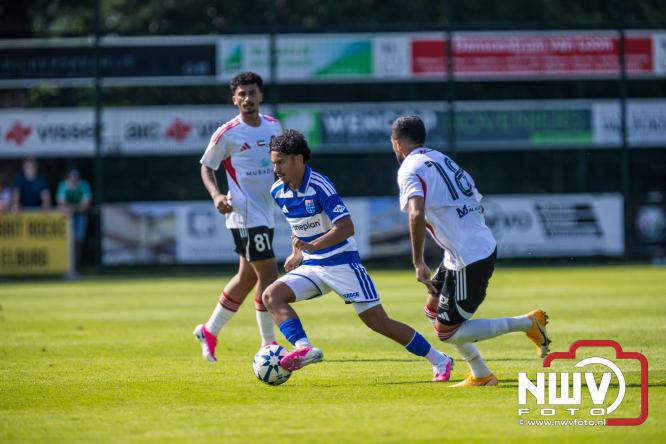 Jeugd de grote winnaar: handtekeningenregen na oefenduel PEC Zwolle – Al Jazira - &copy; NWVFoto.nl