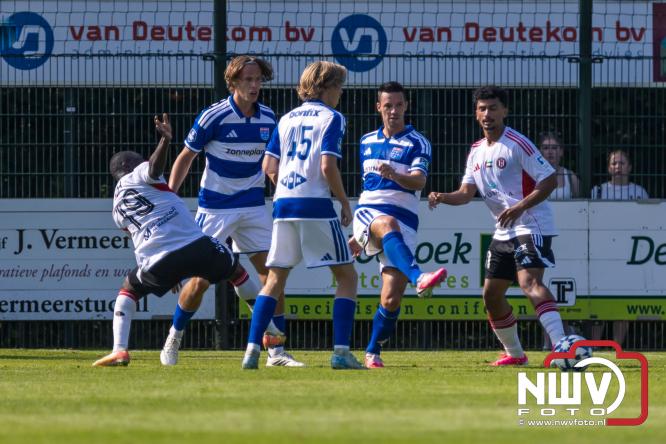 Jeugd de grote winnaar: handtekeningenregen na oefenduel PEC Zwolle – Al Jazira - &copy; NWVFoto.nl