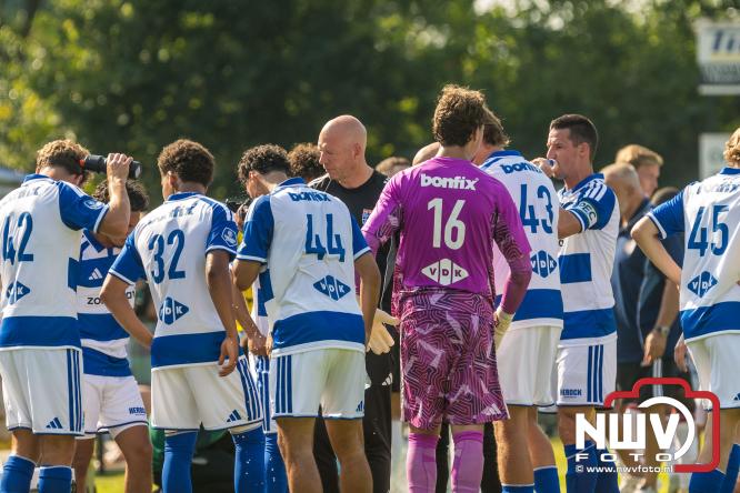 Jeugd de grote winnaar: handtekeningenregen na oefenduel PEC Zwolle – Al Jazira - &copy; NWVFoto.nl