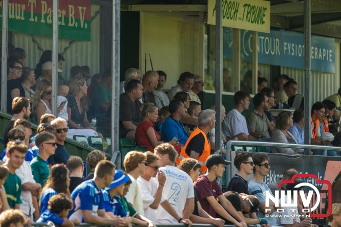 Jeugd de grote winnaar: handtekeningenregen na oefenduel PEC Zwolle – Al Jazira - &copy; NWVFoto.nl
