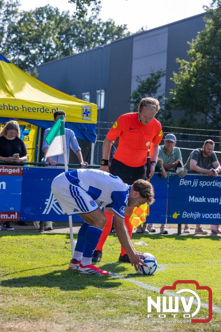Jeugd de grote winnaar: handtekeningenregen na oefenduel PEC Zwolle – Al Jazira - &copy; NWVFoto.nl