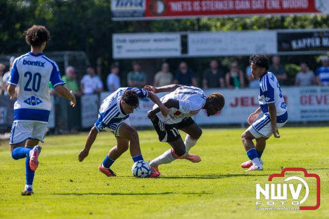 Jeugd de grote winnaar: handtekeningenregen na oefenduel PEC Zwolle – Al Jazira - &copy; NWVFoto.nl