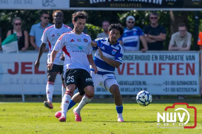 Jeugd de grote winnaar: handtekeningenregen na oefenduel PEC Zwolle – Al Jazira - &copy; NWVFoto.nl