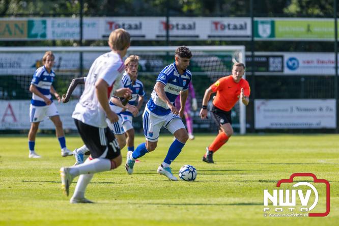 Jeugd de grote winnaar: handtekeningenregen na oefenduel PEC Zwolle – Al Jazira - &copy; NWVFoto.nl