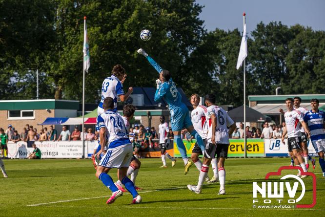 Jeugd de grote winnaar: handtekeningenregen na oefenduel PEC Zwolle – Al Jazira - &copy; NWVFoto.nl