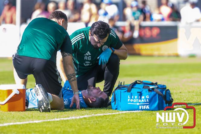 Jeugd de grote winnaar: handtekeningenregen na oefenduel PEC Zwolle – Al Jazira - &copy; NWVFoto.nl