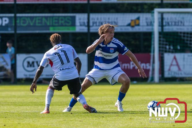 Jeugd de grote winnaar: handtekeningenregen na oefenduel PEC Zwolle – Al Jazira - &copy; NWVFoto.nl