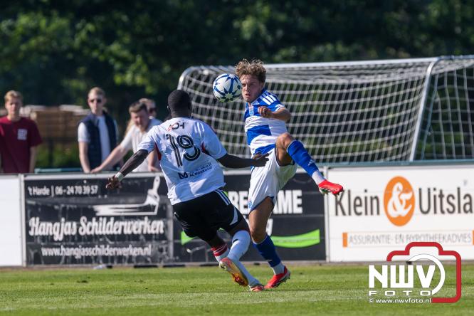 Jeugd de grote winnaar: handtekeningenregen na oefenduel PEC Zwolle – Al Jazira - &copy; NWVFoto.nl