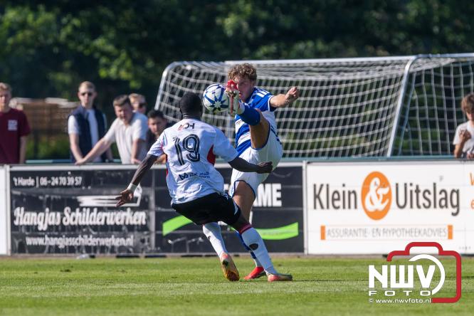 Jeugd de grote winnaar: handtekeningenregen na oefenduel PEC Zwolle – Al Jazira - &copy; NWVFoto.nl