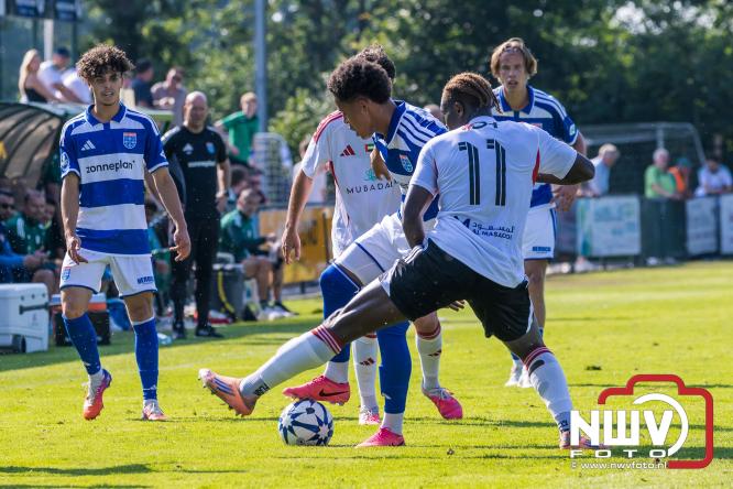 Jeugd de grote winnaar: handtekeningenregen na oefenduel PEC Zwolle – Al Jazira - &copy; NWVFoto.nl
