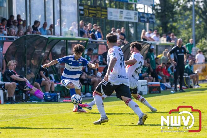 Jeugd de grote winnaar: handtekeningenregen na oefenduel PEC Zwolle – Al Jazira - &copy; NWVFoto.nl