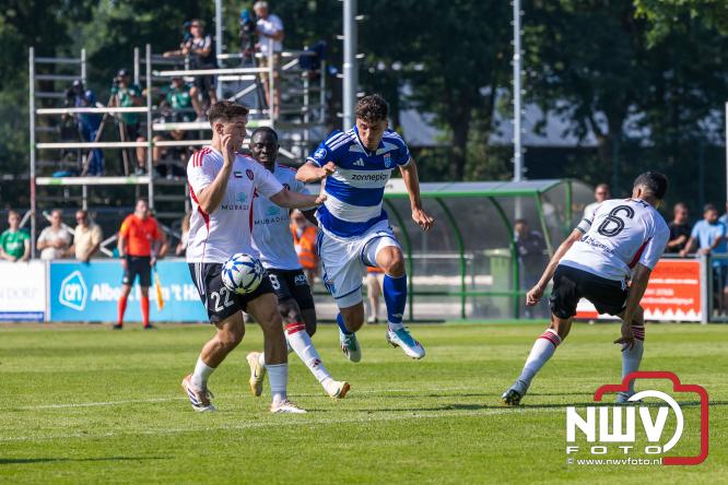 Jeugd de grote winnaar: handtekeningenregen na oefenduel PEC Zwolle – Al Jazira - &copy; NWVFoto.nl