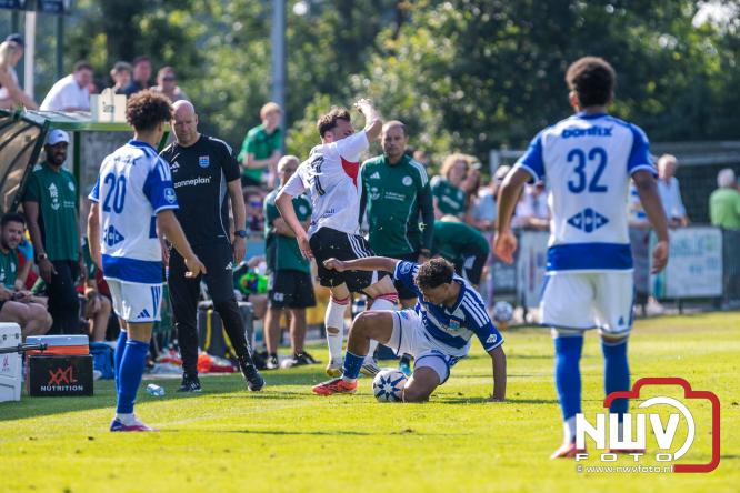 Jeugd de grote winnaar: handtekeningenregen na oefenduel PEC Zwolle – Al Jazira - &copy; NWVFoto.nl