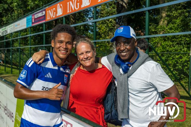 Jeugd de grote winnaar: handtekeningenregen na oefenduel PEC Zwolle – Al Jazira - &copy; NWVFoto.nl
