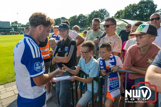 Jeugd de grote winnaar: handtekeningenregen na oefenduel PEC Zwolle – Al Jazira - &copy; NWVFoto.nl