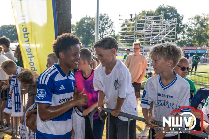 Jeugd de grote winnaar: handtekeningenregen na oefenduel PEC Zwolle – Al Jazira - &copy; NWVFoto.nl