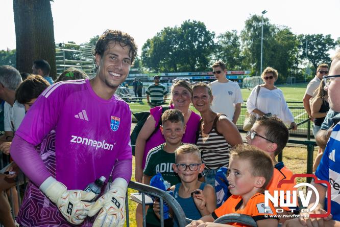 Jeugd de grote winnaar: handtekeningenregen na oefenduel PEC Zwolle – Al Jazira - &copy; NWVFoto.nl