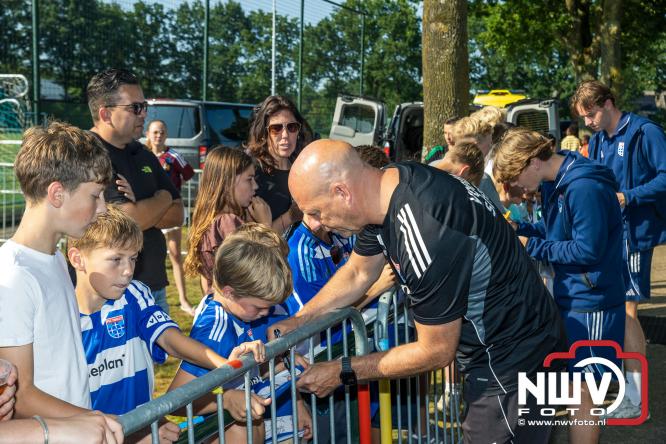 Jeugd de grote winnaar: handtekeningenregen na oefenduel PEC Zwolle – Al Jazira - &copy; NWVFoto.nl