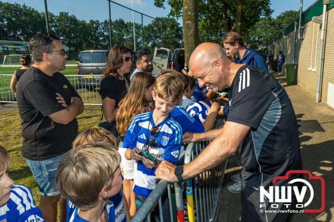 Jeugd de grote winnaar: handtekeningenregen na oefenduel PEC Zwolle – Al Jazira - &copy; NWVFoto.nl