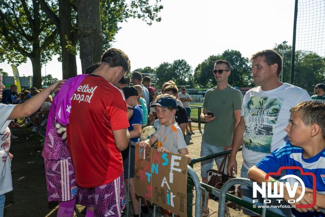 Jeugd de grote winnaar: handtekeningenregen na oefenduel PEC Zwolle – Al Jazira - &copy; NWVFoto.nl
