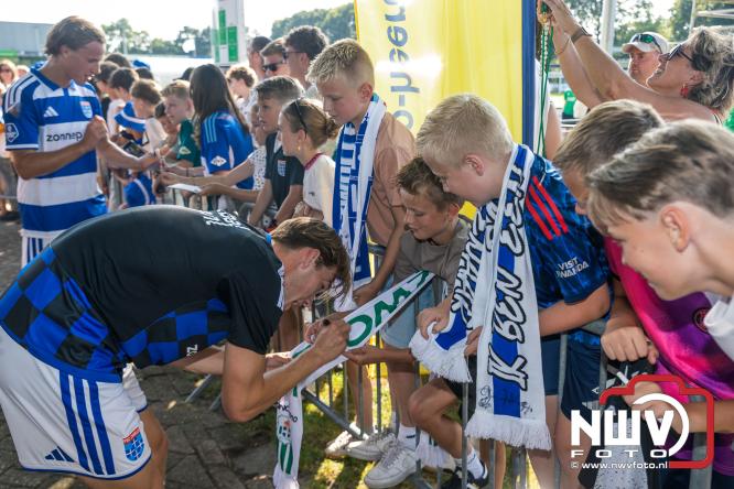 Jeugd de grote winnaar: handtekeningenregen na oefenduel PEC Zwolle – Al Jazira - &copy; NWVFoto.nl