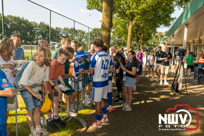 Jeugd de grote winnaar: handtekeningenregen na oefenduel PEC Zwolle – Al Jazira - &copy; NWVFoto.nl
