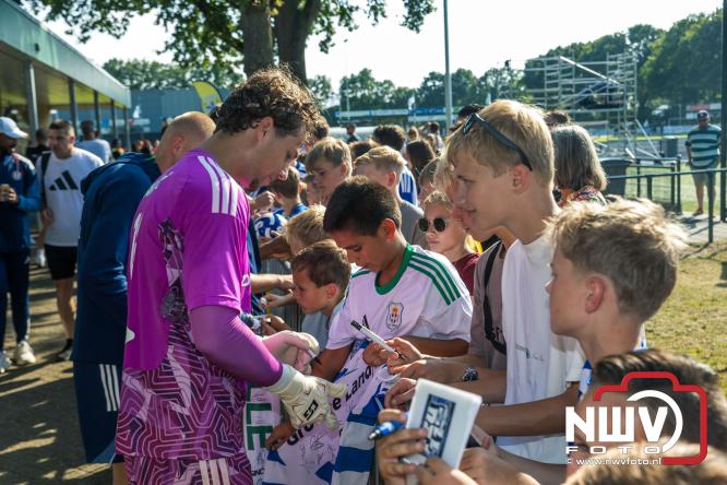Jeugd de grote winnaar: handtekeningenregen na oefenduel PEC Zwolle – Al Jazira - &copy; NWVFoto.nl