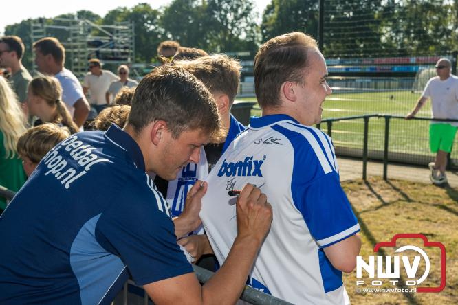 Jeugd de grote winnaar: handtekeningenregen na oefenduel PEC Zwolle – Al Jazira - &copy; NWVFoto.nl