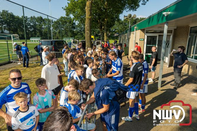 Jeugd de grote winnaar: handtekeningenregen na oefenduel PEC Zwolle – Al Jazira - &copy; NWVFoto.nl