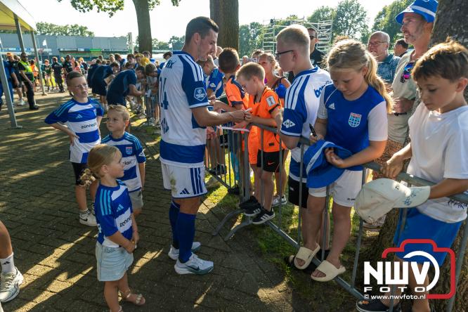 Jeugd de grote winnaar: handtekeningenregen na oefenduel PEC Zwolle – Al Jazira - &copy; NWVFoto.nl